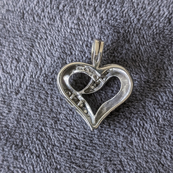 10K solid white gold diamond heart pendant - Picture 13 of 15